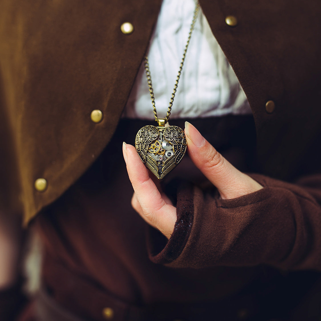 Steampunk Elegance Pendant Necklace – Alloy Chain with Gemstone Accents